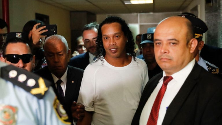 Ronaldinho se queda en la cárcel, le niegan arresto domiciliario