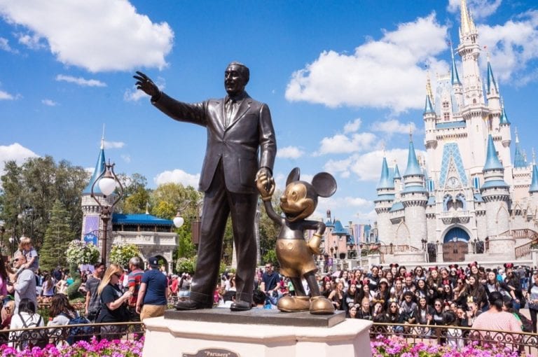 Empleado de Disneyland París resulta positivo a coronavirus