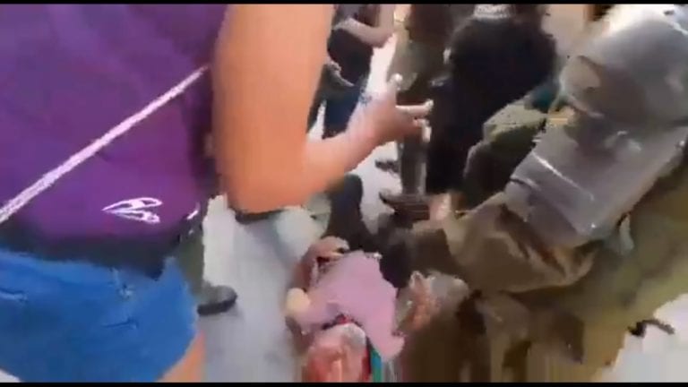 (Video) Carabineros de Chile golpean a un ancianito durante manifestación