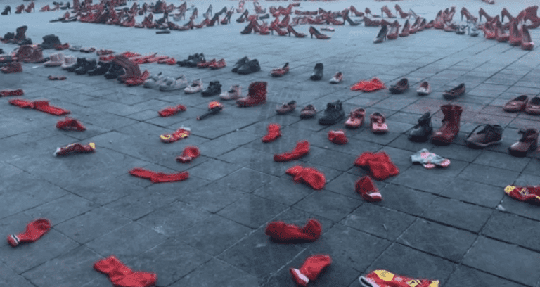 Activistas realizan performance en el Zócalo por #UnDíaSinMujeres