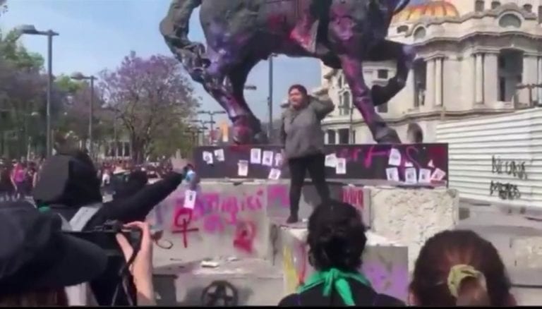 Mujer defiende monumentos de quienes intentaban hacer pintas