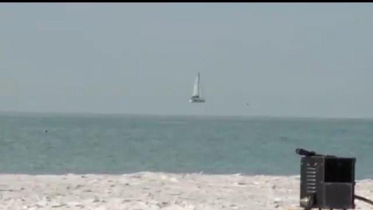 Video: ¿Error en la Matrix? Pareciera que estos barcos “vuelan”