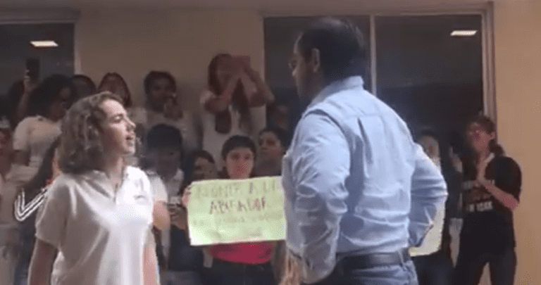 VIDEO: Una joven encara a profesor que la acosó en la universidad frente a todos sus compañeros