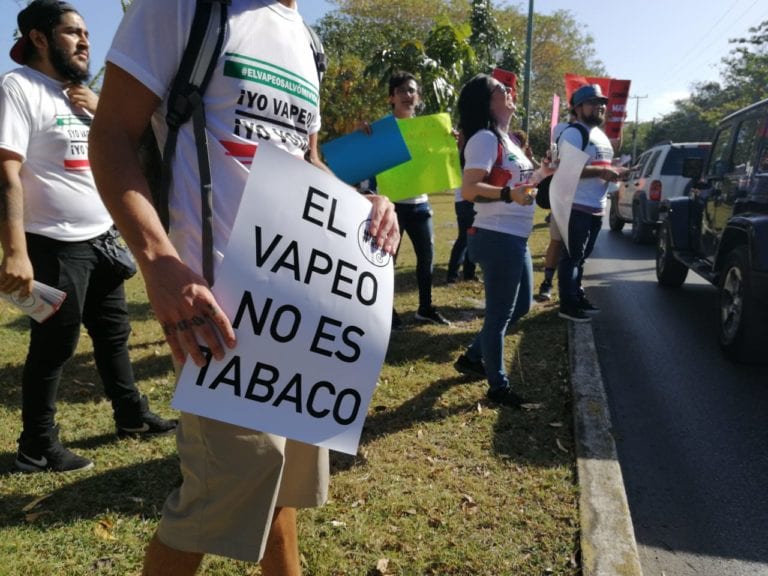 Se manifiestan a favor del “vapeo” en Cancún