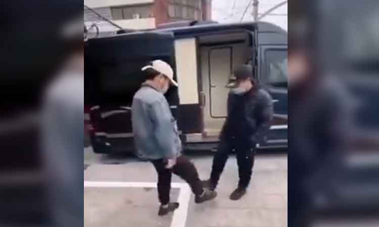 “Wuhan Shake”, el nuevo saludo en China por el coronavirus