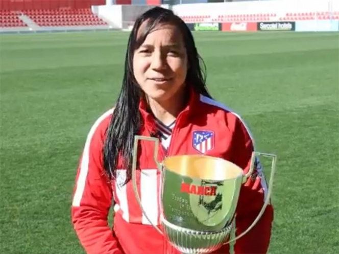 Charlyn Corral recibe premio por el mejor gol en la Liga