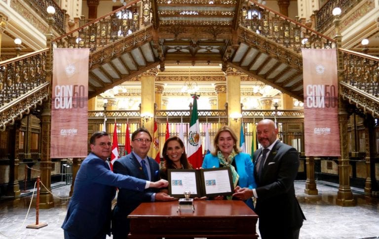 Mara Lezama presenta estampilla conmemorativa del 50 aniversario de Cancún
