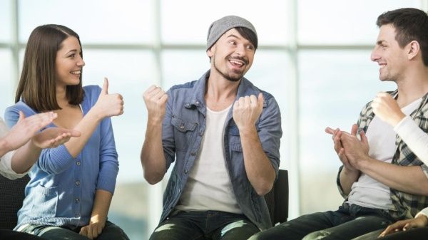 A la mitad de tus amigos no les caes bien, según la ciencia