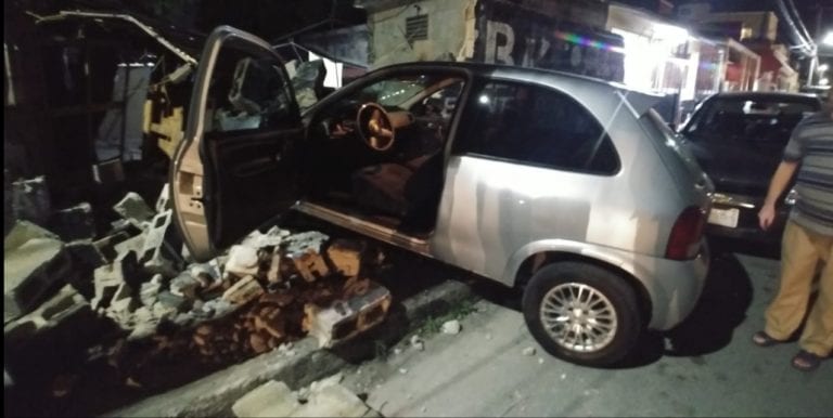 Automóvil se estampa contra una casa, en Cancún