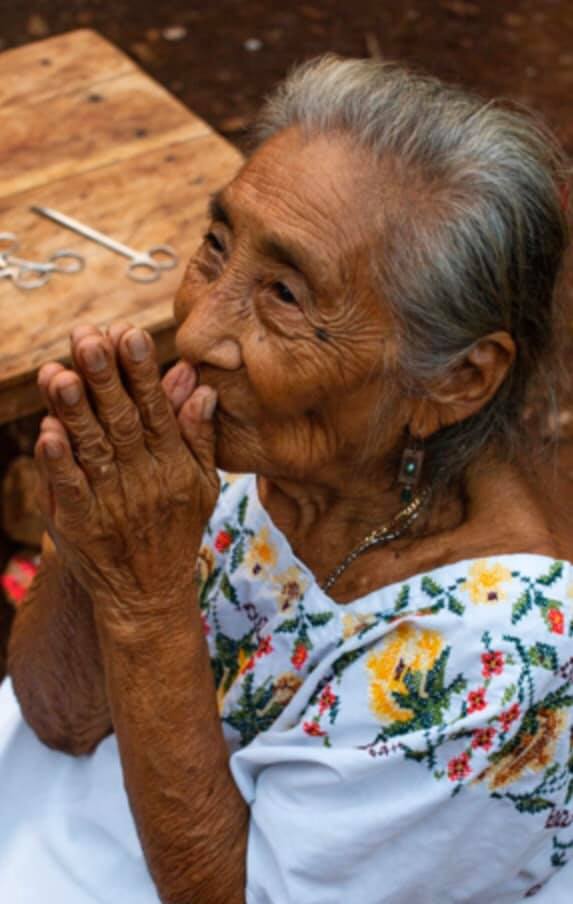 Documental que explora la historia de la comadrona y herbolaria yucateca Bacila Tzek Uc y el trabajo de las mujeres en Yaxhachén, México