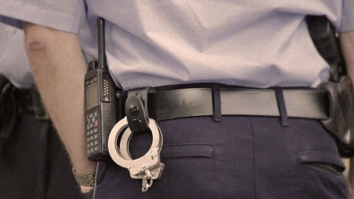 Policía somete a menor