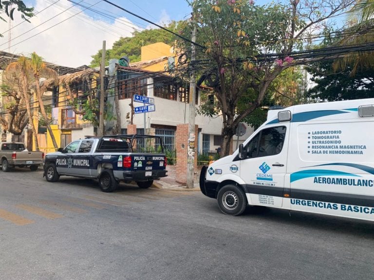 ¡Se murió de borracho! y quedó tirado en plena calle del centro de Playa del Carmen