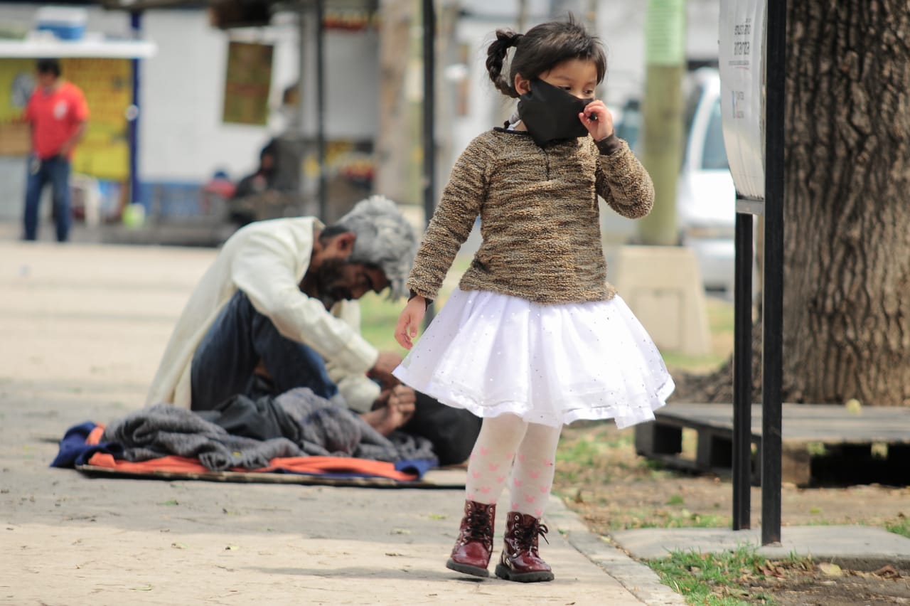 Realidad lejana a la europea, niños mexicanos rompen la cuarentena