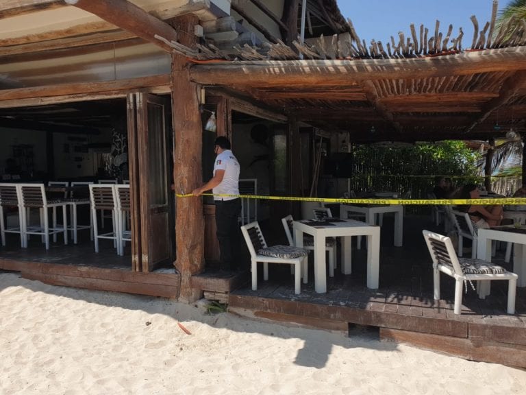 Clausuran restaurante en Chemuyil por permitir comer al interior