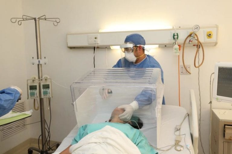 Recibe gobierno de Yucatán cajas “antiaerosol” para que médicos no se contagien