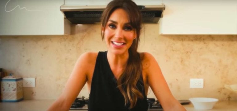 Crean piñata de Anahí haciendo enfrijoladas y la cantante reacciona