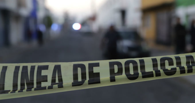 Por no dejarlo entrar al 'súper' sin cubrebocas, balea a guardia