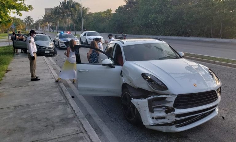 Hija de magnate hotelero choca en su Porsche en la Zona Hotelera