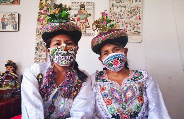 Mujeres indígenas crean cubrebocas artesanales