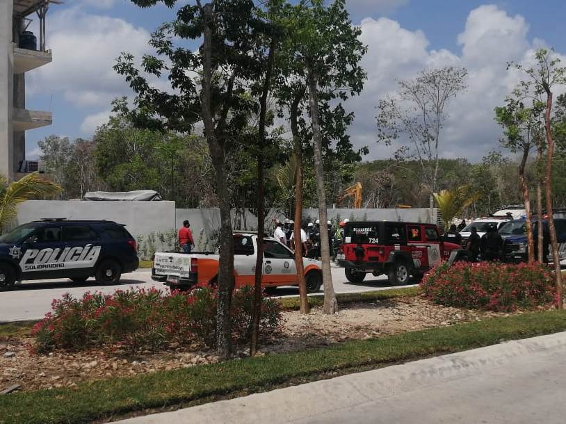 Albañiles lanzan maderas a inspectores que llegaron a clausurar obra en Playa del Camen