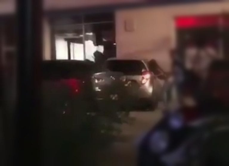 Video: Captan a pareja teniendo relaciones a mitad de la calle