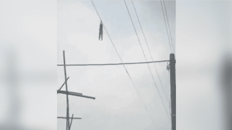 Video: niña queda colgada de un cable de 15 metros y pide ayuda