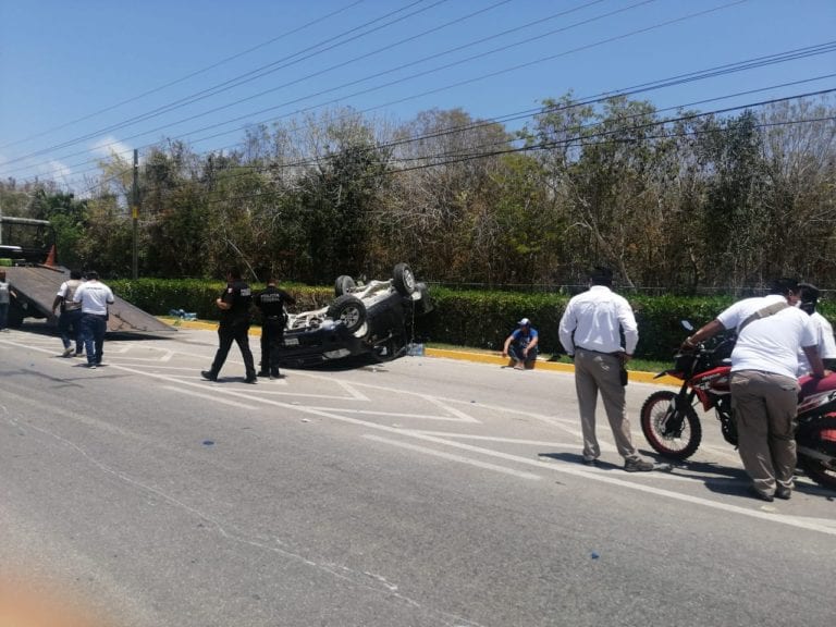 Tabasqueño queda llantas arriba en su automóvil por exceso de velocidad en Tulum