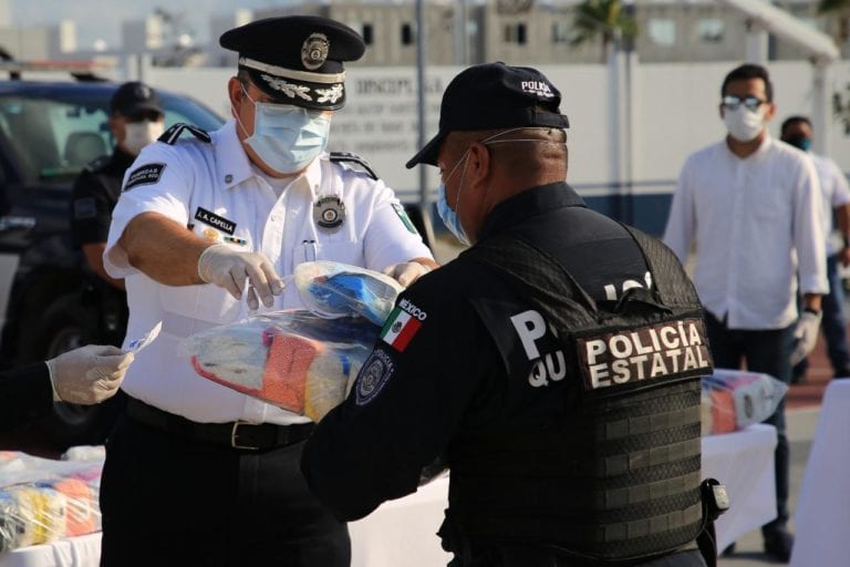 Entregan despensas y kits sanitizantes a elementos de seguridad en Playa del Carmen