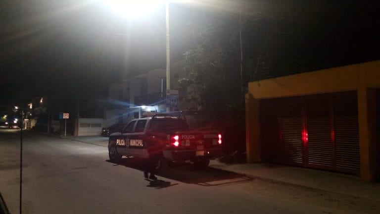 Detienen a pareja con droga, armas y una motocicleta robada en Tulum