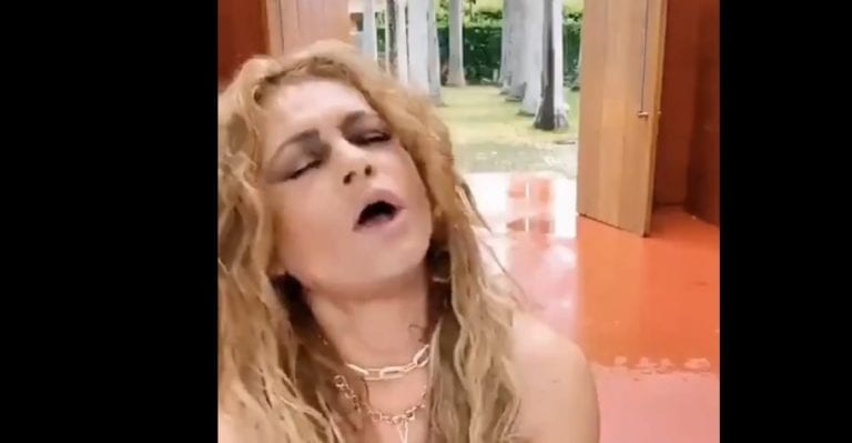 Internautas se burlan de Paulina Rubio por cantar feo en su live de Instagram