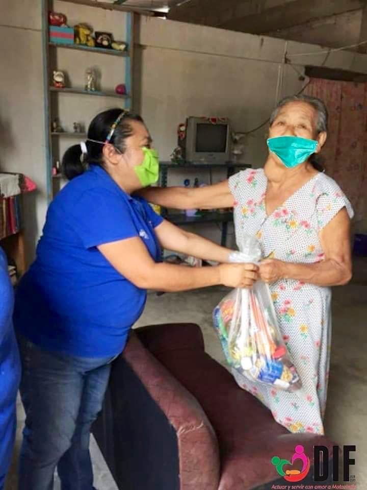 Usan Photoshop para poner cubrebocas a abuelitos en Chiapas