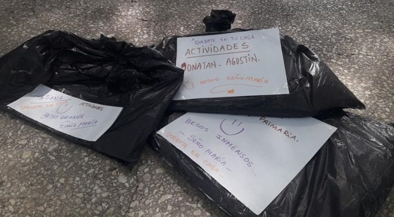 Esto es vocación: maestra recorre 10 kilómetros para dejar tarea a sus alumnos