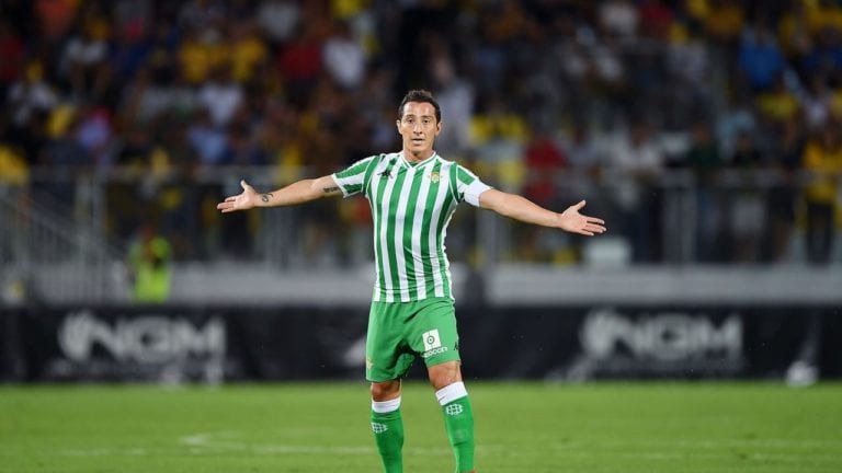 Andrés Guardado dona material médico a hospitales de Guadalajara