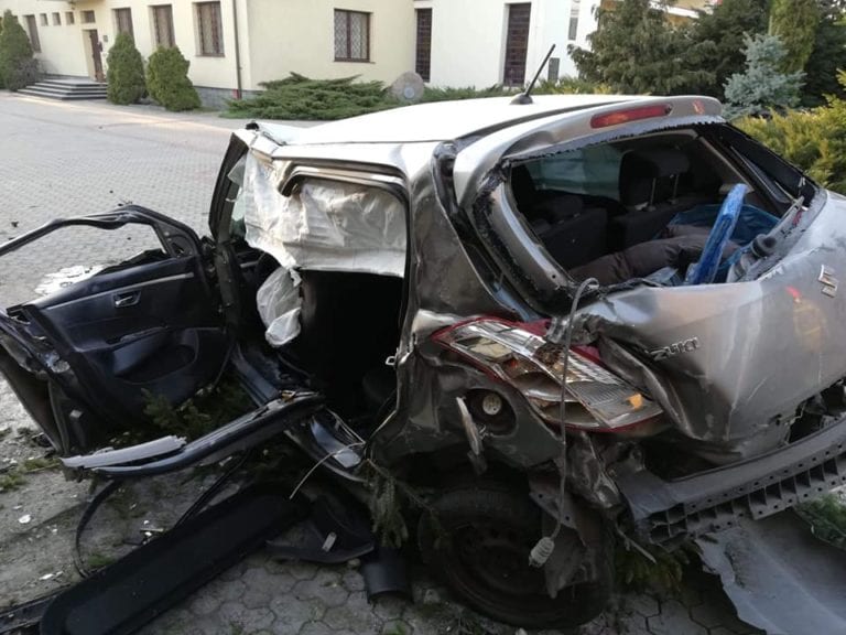 Video: un auto choca contra un rotonda, vuela y cae frente a una iglesia