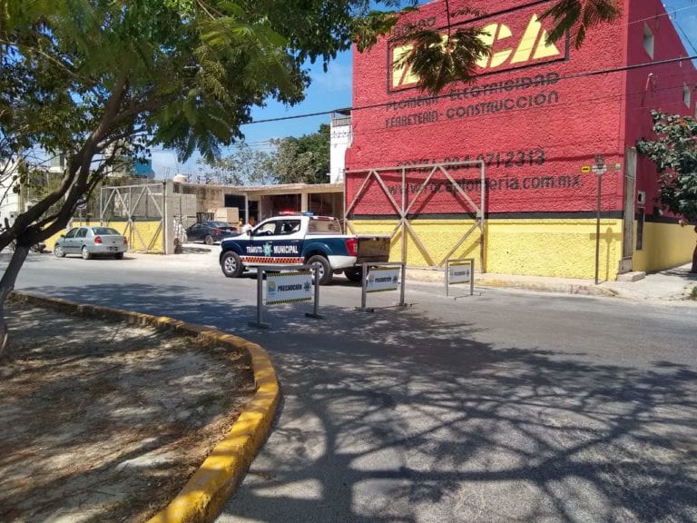 Cierran principal avenida en Tulum para evitar contagios de Covid-19