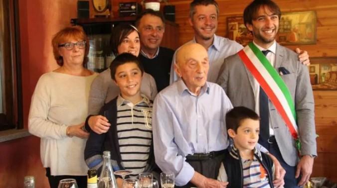 Abuelito, de 106 años, muere de tristeza por no poder ver a su familia