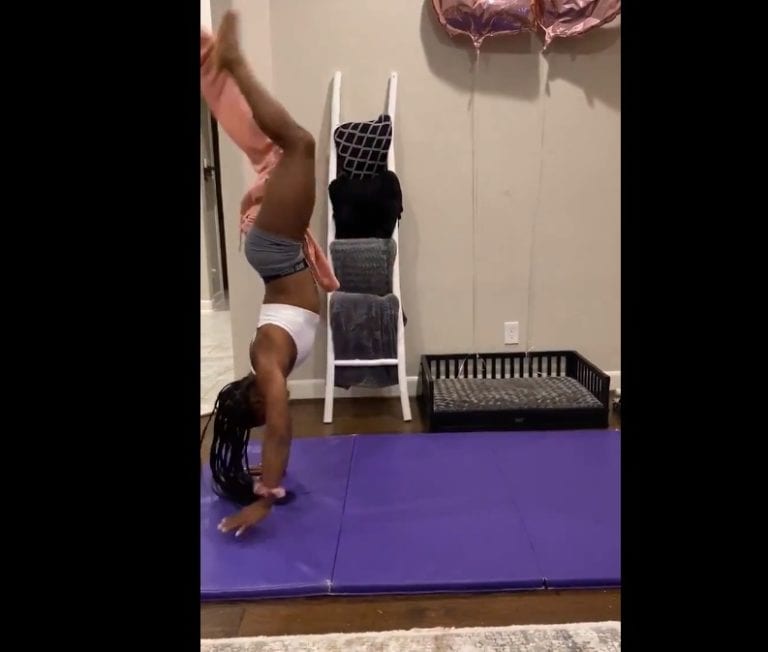 (Video) Nace el “Handstand Challenge”, o “encuerarte” de cabeza