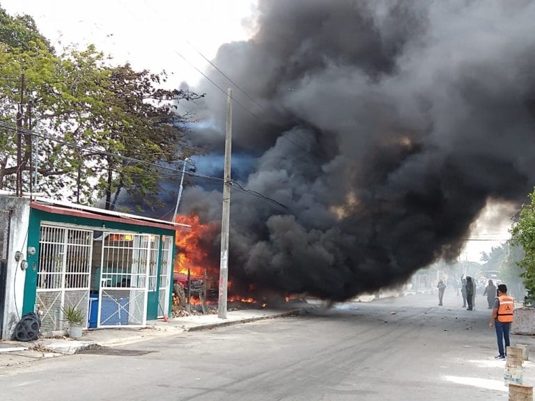 Arde deshuesadero en Cancún