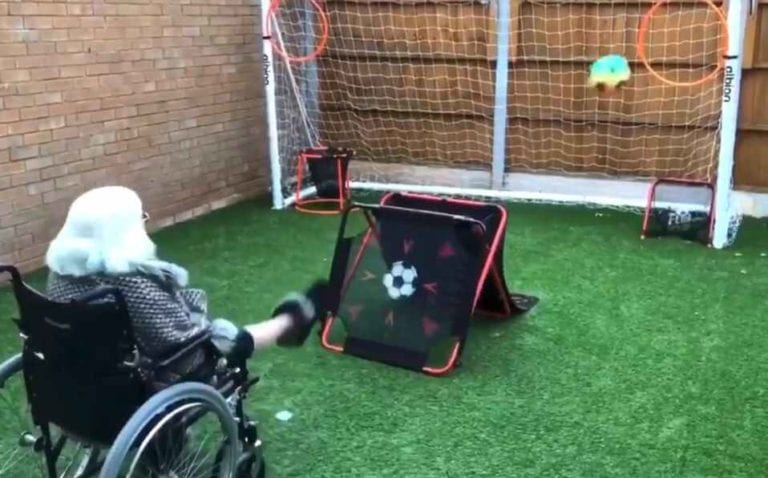 Video: Desde su silla de ruedas una abuelita anota goles para no aburrirse en su cuarentena