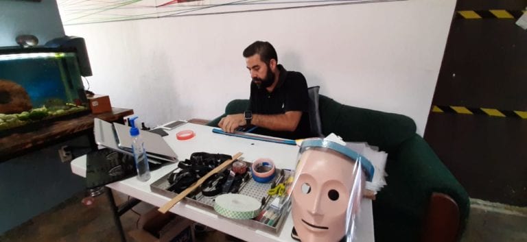 Chetumaleño fabrica caretas contra el COVID-19 para donar