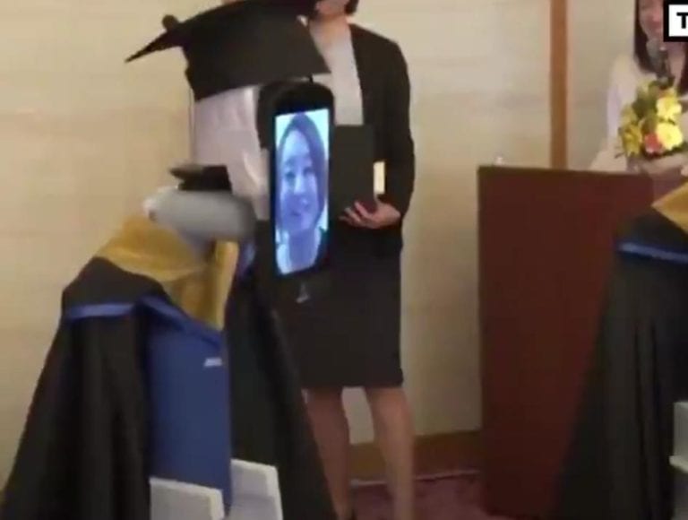 Video: Alumnos en Japón asisten a su graduación gracias a ¡robots!