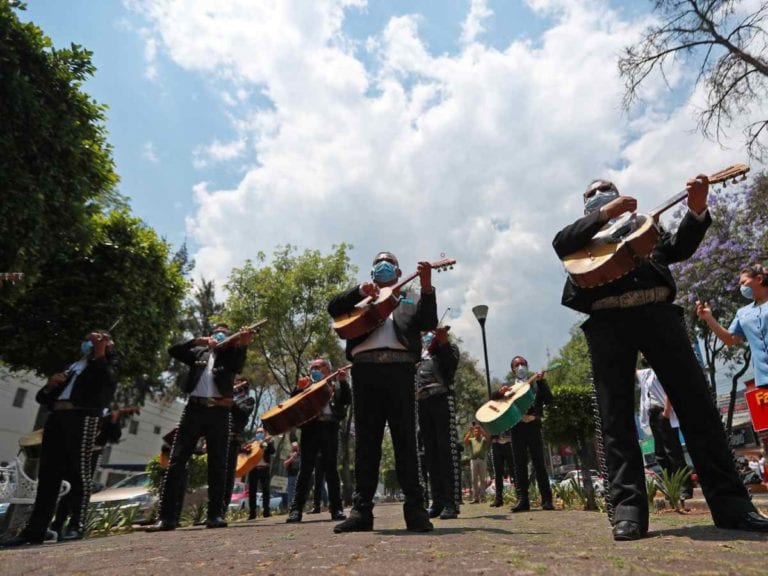 Video: Mariachis llevan serenata a médicos y pacientes del INER
