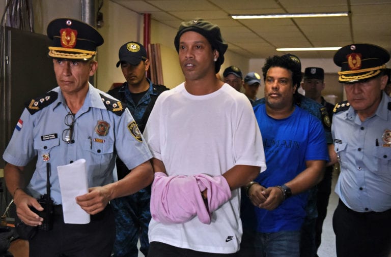 Ronaldinho deja la cárcel, pero se queda en Paraguay en arresto domiciliario