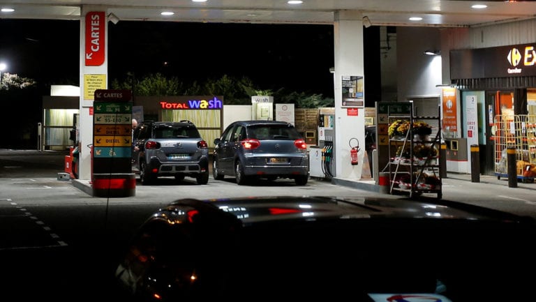 Video: ¡Impresionante choque!, automóvil se estrella contra una estación de autoservicio