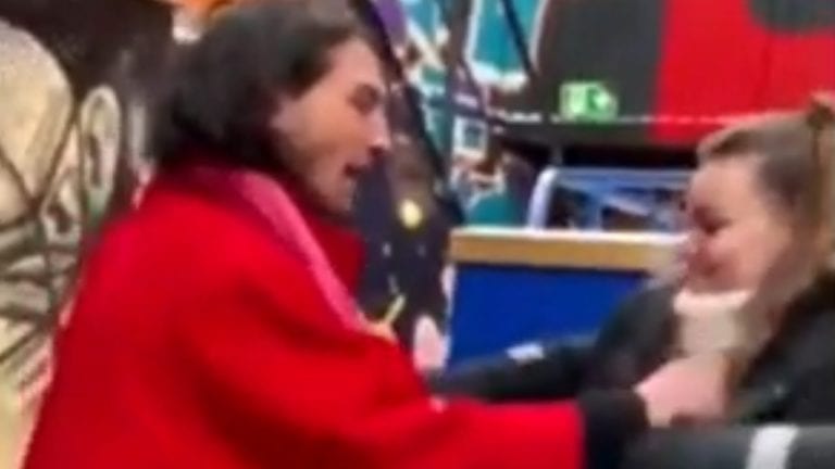 Video:  Ezra Miller, actor de ‘The Flash’ ahorca a una fan y se hace viral