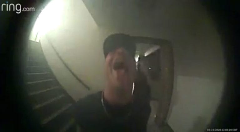 Video: En plena pandemia en Estados Unidos, joven lame timbre de una casa y dueño publica el video