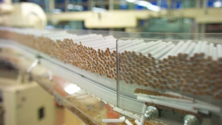 Como la cerveza, suspenden venta de 6 marcas de cigarros en México por Covid-19