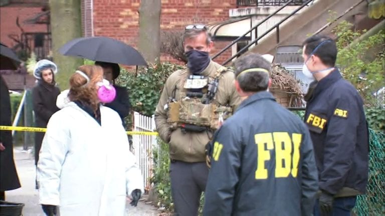 Detiene a hombre en Nueva York que revendía equipo médico al 700 por ciento de su valor