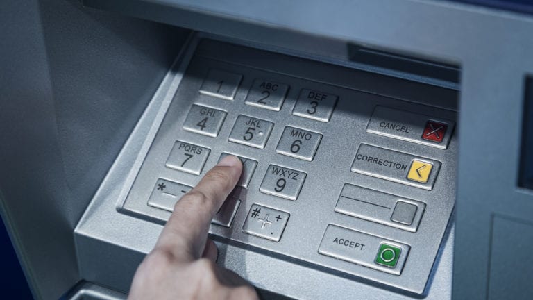 Cajeros automáticos más sucios que una manija de baño: especialistas sanitarios