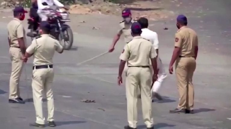En India a los que no respetan la cuarentena ¡la Policía los agarra a golpes!